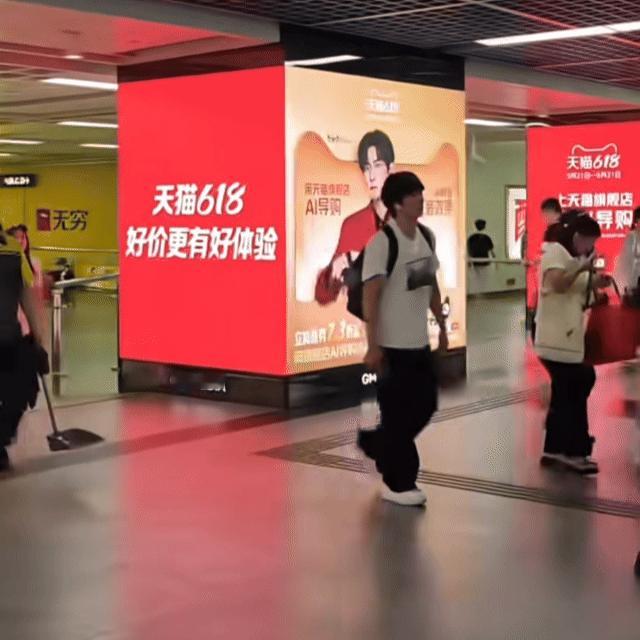 在杭州偶遇易烊千玺天猫旗遇体验 杭州整座城市都被易烊千玺刷屏，西湖天幕震撼吸睛，