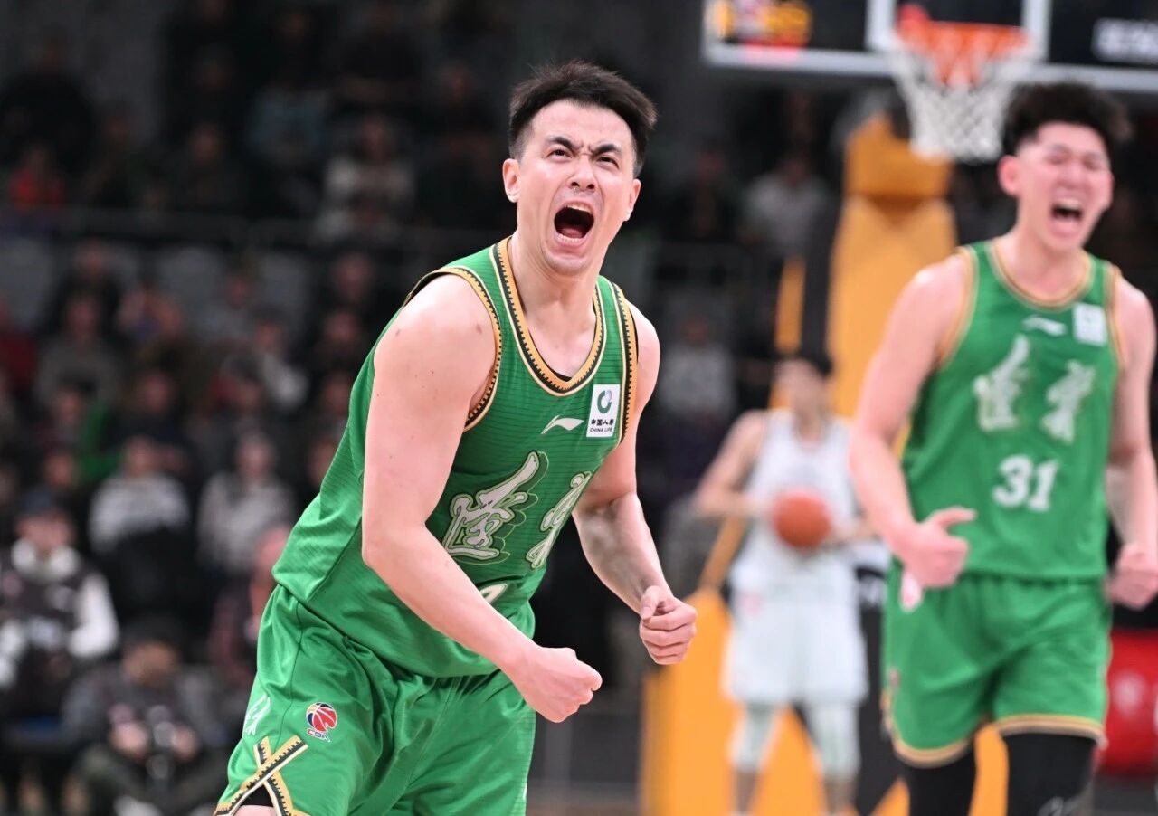 继伟：大张，你深吸一口气，跟我大嚎一声。大张：嗯。继伟：吸没？嚎。大张：啊啊啊啊