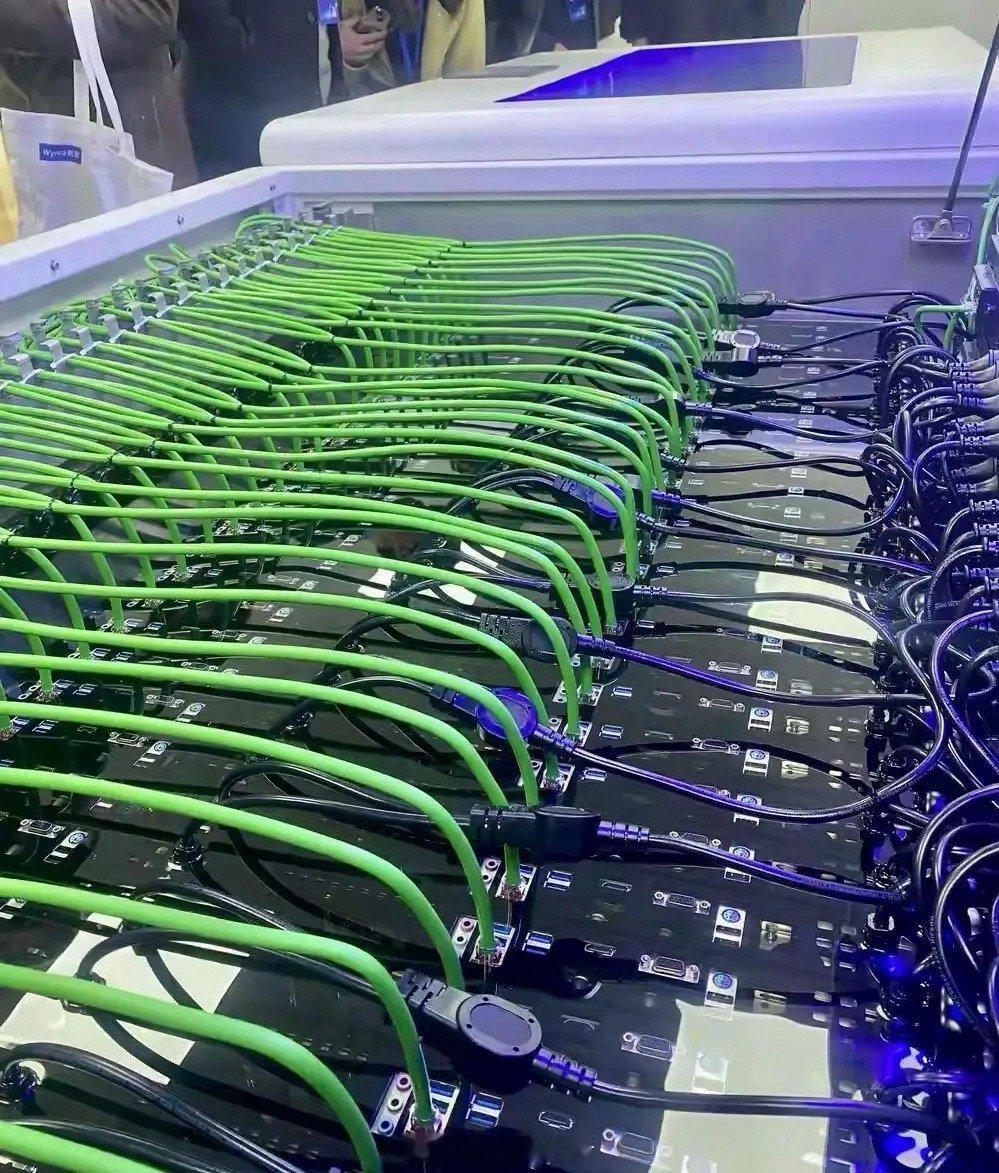 浸没式液冷，正成为应对AI算力爆发的“终极冷却方案”！随着芯片功耗随AI算力需求