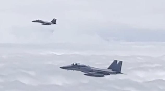 “美军重兵集结东海！”6月30日报道称，美国官员透露称，美伊同意停止互袭，计划3