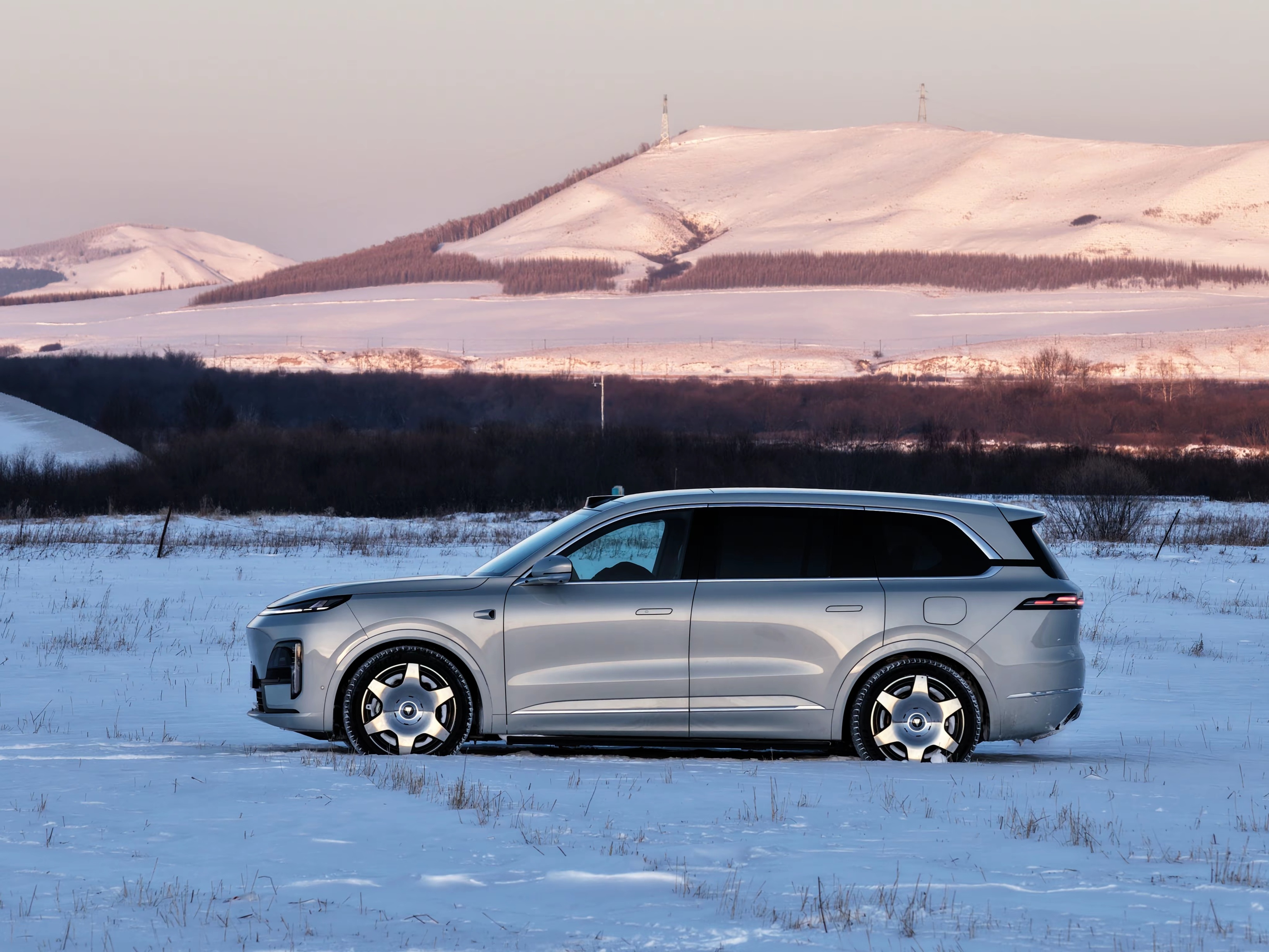 冬季电车续航缩水、补能缓慢，一直是困扰车主的核心痛点，而深蓝S09的登场，恰好为