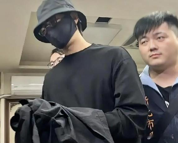 惊爆！台湾多名艺人竟集体“闪兵”

台湾娱乐圈近日被兵役丑闻搅得天翻地覆，令人瞠