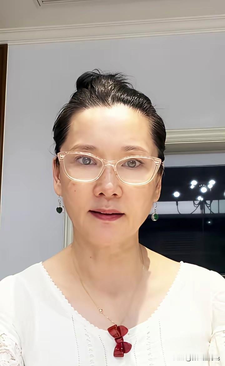 素颜像变了一个人，差点没认出来。