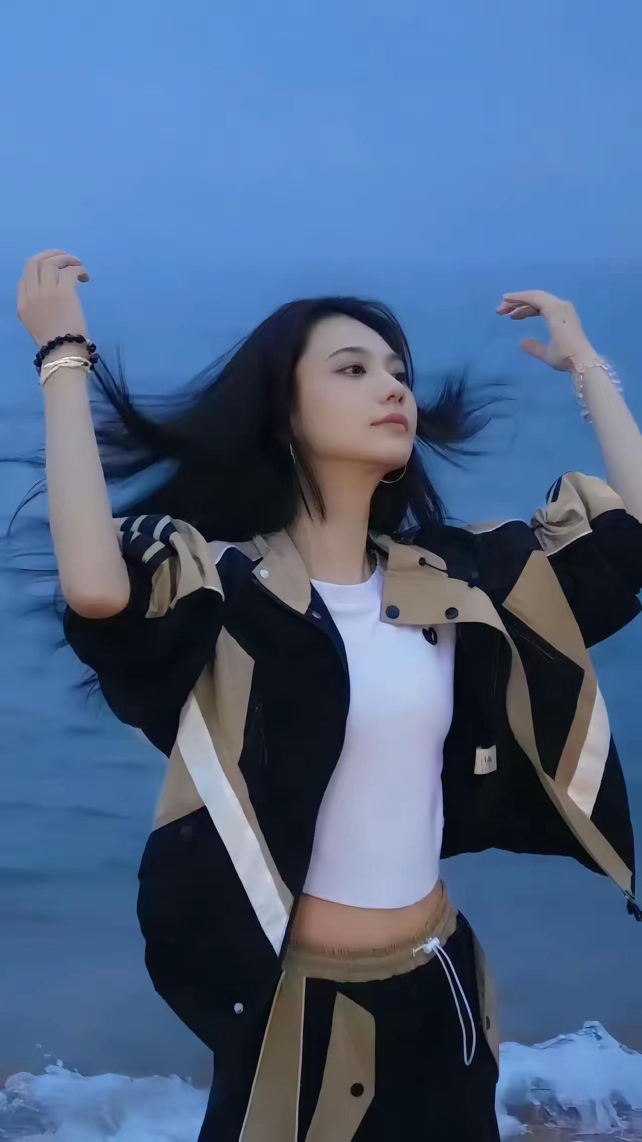 海风吹拂，长发飘扬。