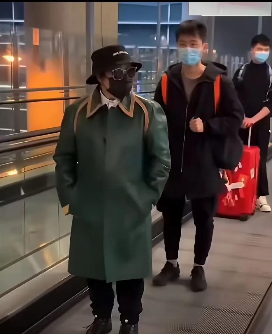 最近韩红可真是陷入舆论漩涡了。就因为给冯小刚电影宣传说了句“走个面儿”，就被质疑