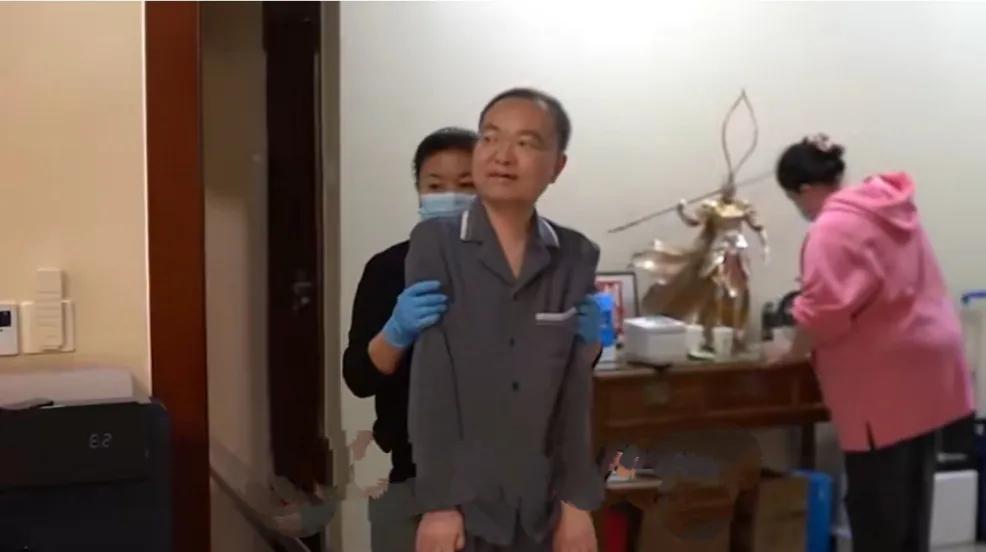 倪萍在近日一次访谈中谈到好友蔡磊病情时落泪说，“蔡磊已经太不起头来了，每天要用呼