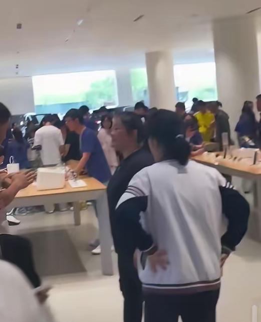 6月9日高考结束后，各地的华为手机店都人满为患了。

家长们带着刚刚考完的孩子蜂