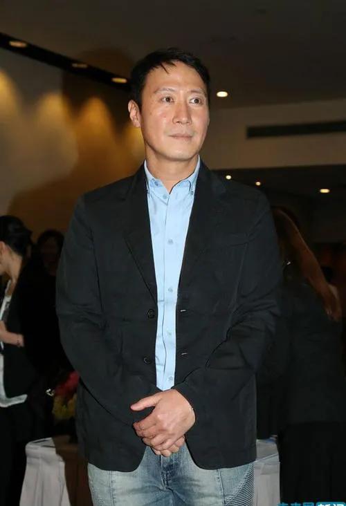 天王黎明50岁就成这样了
还是得自律+保养啊