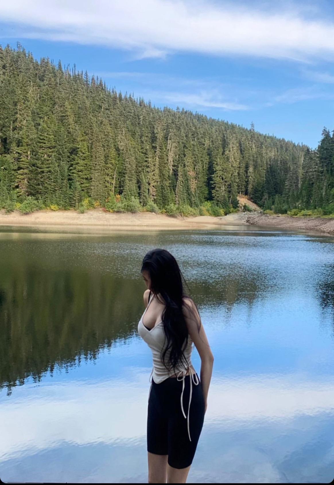 多去没屋顶的地方发呆。