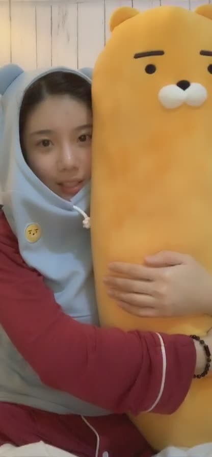 两位有什么心事吗（玩偶眼睛都随主人是吧！ 
