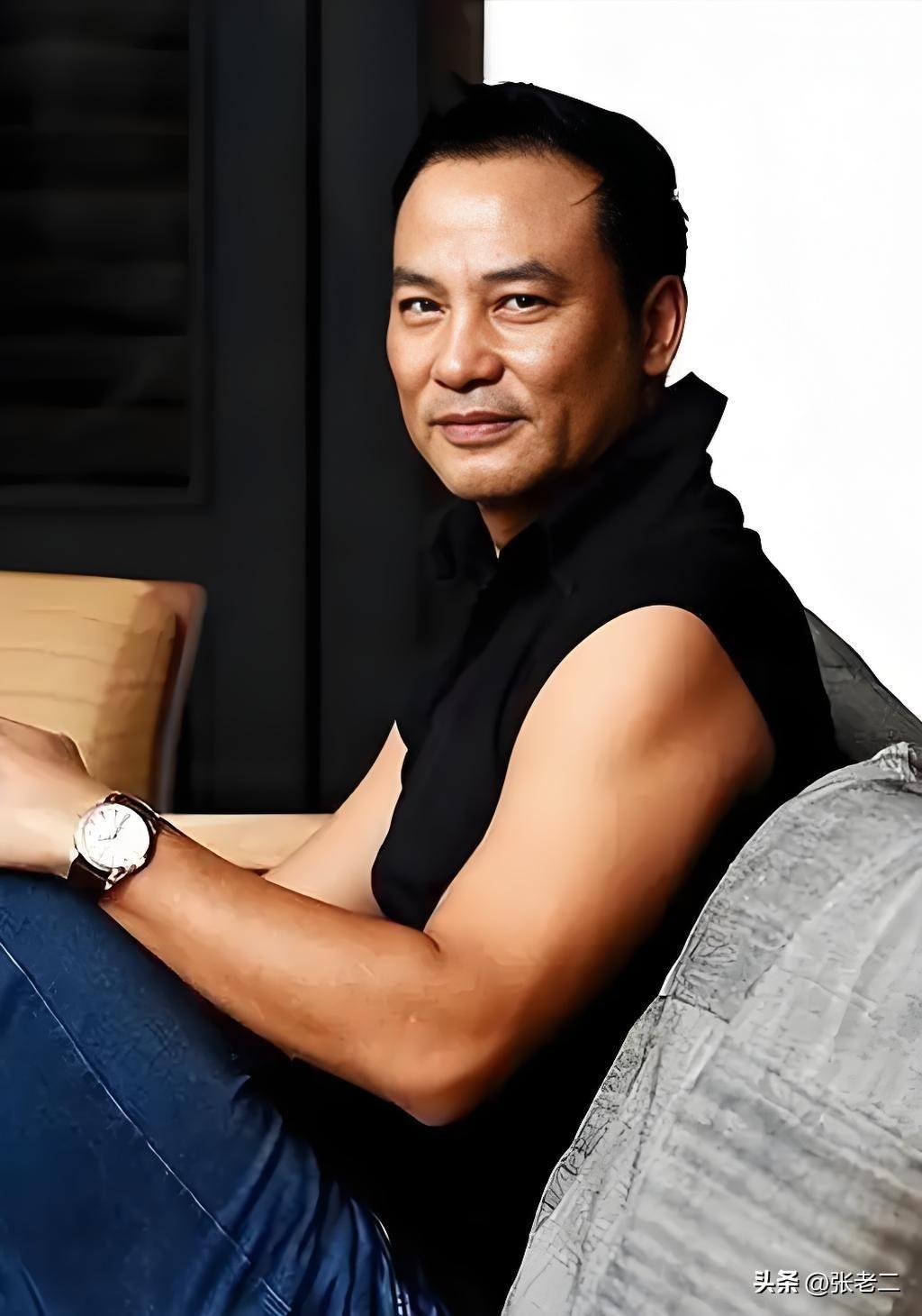 任达华十一岁是他人生的第一道坎。身为警察的父亲意外离世，家里的顶梁柱骤然崩塌。原