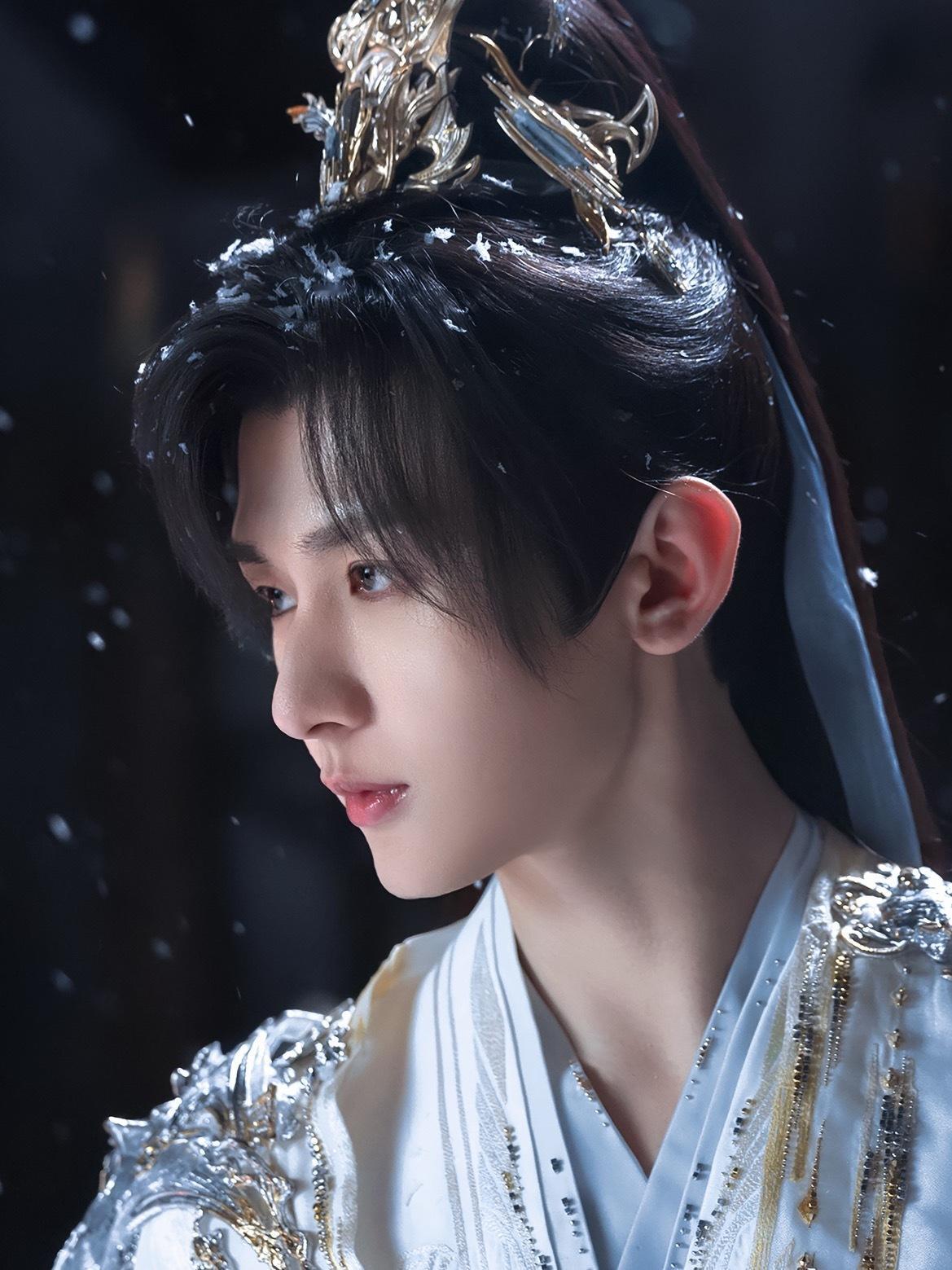 成毅穿上古装，手握利剑，简直就是天选武侠人！他一袭白衣，执剑而立，便是江湖本身。