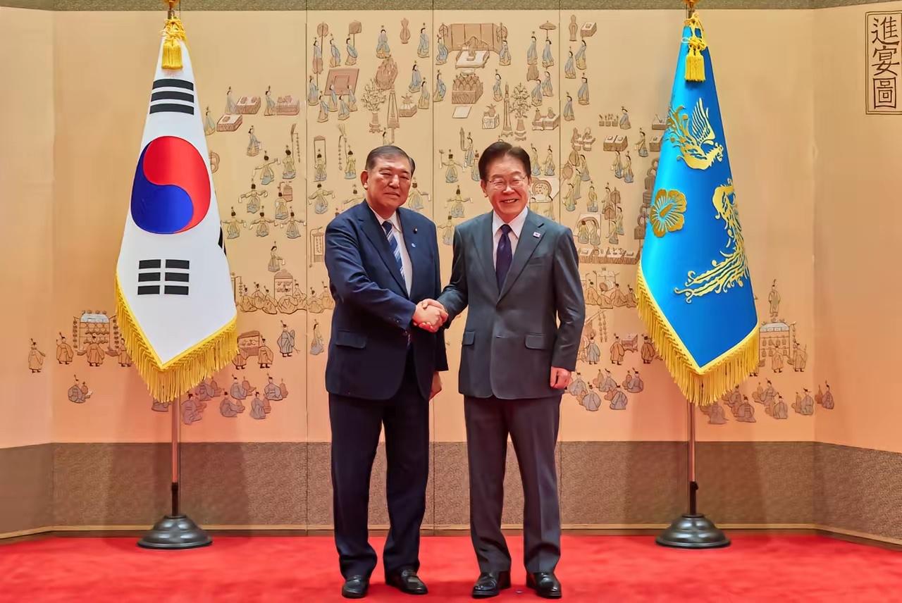 高市早苗现在很尴尬，因为韩国的李在明绕过她这个现任的日本首相，公开接待了已经卸任