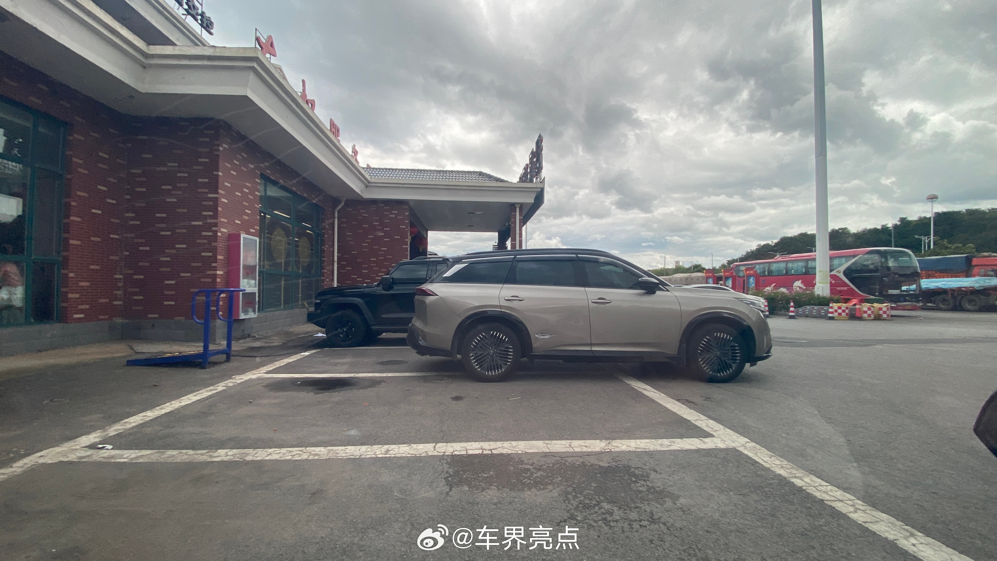怎么得？现在有隐形拖车了？非要凸显自我车界亮点汽车 晋中·左权服务区(东吕高速吕