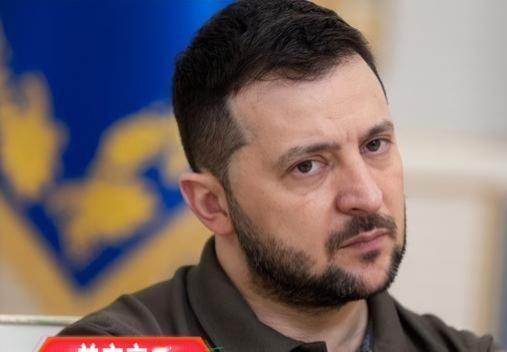 乌克兰总统泽连斯基2025年12月18日在布鲁塞尔举行的欧盟峰会的新闻发布会上表