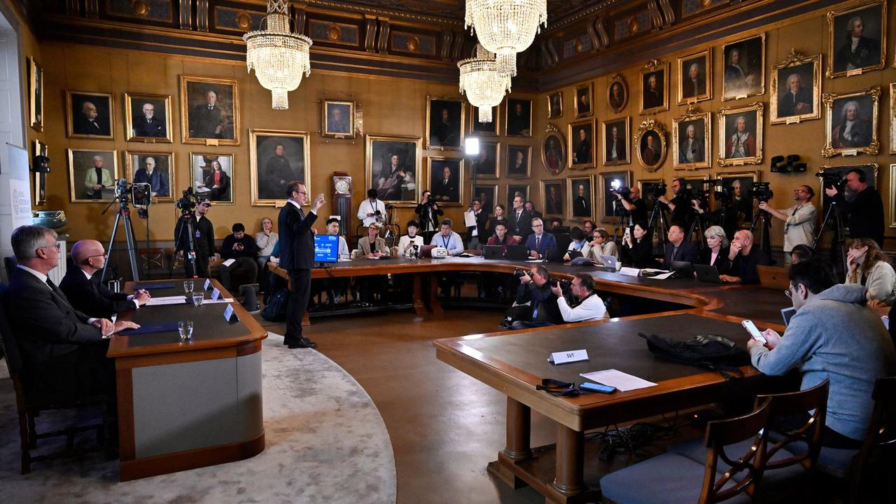 23. 英国科学家因量子研究荣膺诺贝尔奖