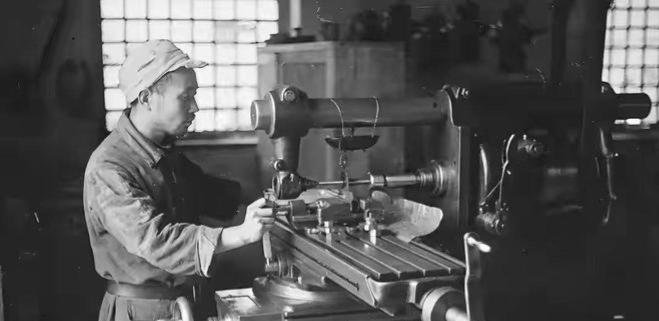 1944年，八路军兵工厂因为缺黄铜，无法生产子弹，一个农民知道后，便来到根据地，