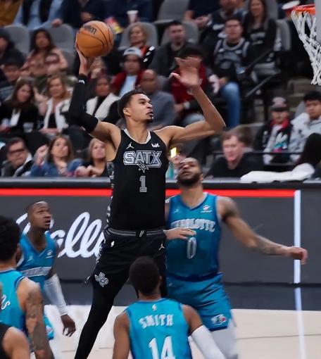 仅上场26分钟疯狂砍下40分13板5助攻，文班亚马已把“打卡下班”打成一门艺术。