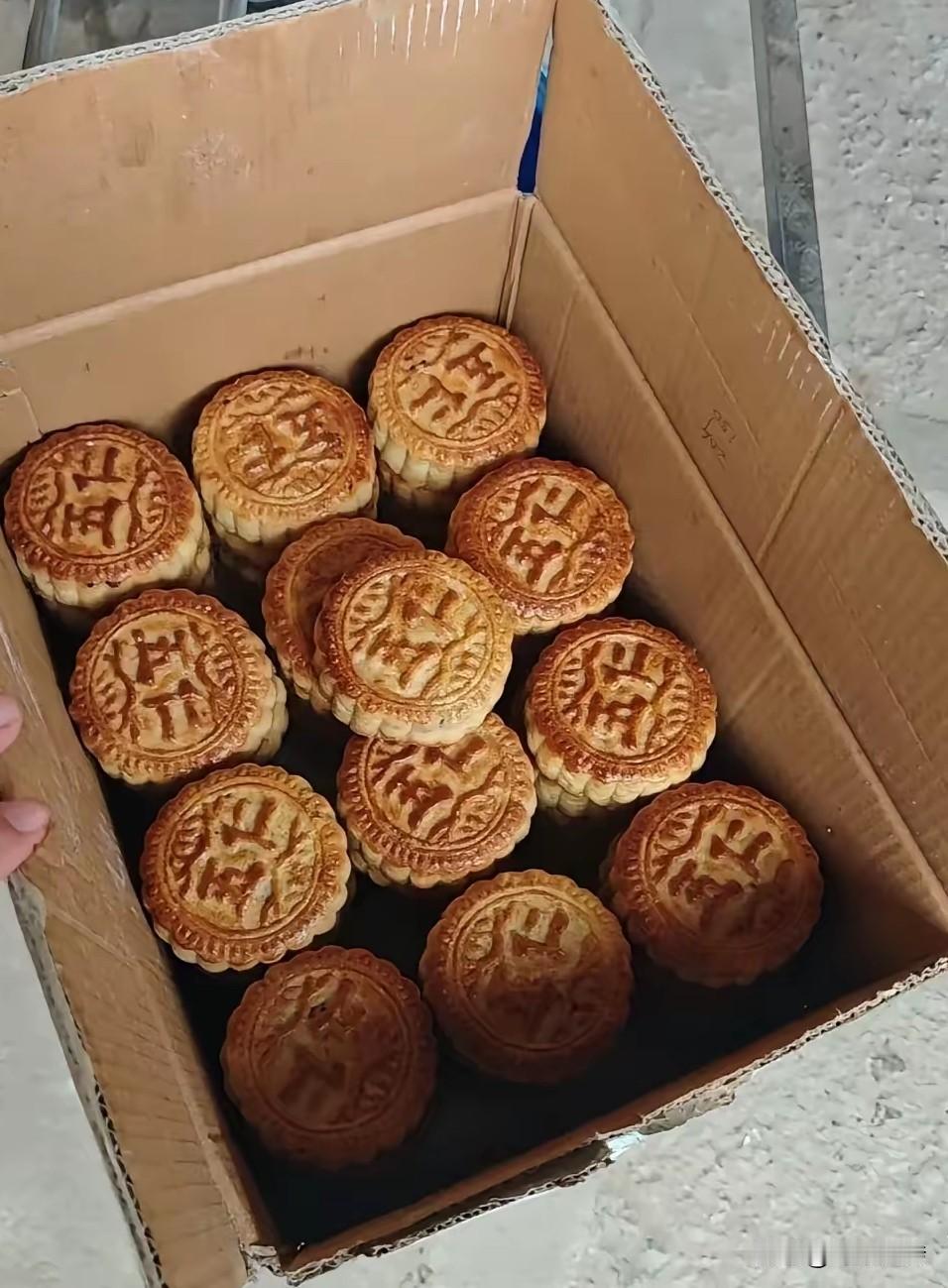 中秋节是过完了，但家里的月饼还没有吃完，也没有人想去吃！
幸亏今年中秋节只有一盒