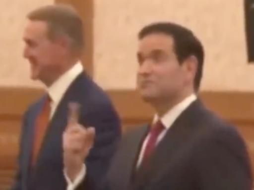 第一回来人民大会堂的鲁比奥，对这里的所有东西都充满好奇，尤其是天花板上的装饰！