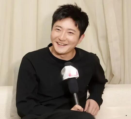 郭京飞的钱全交给陆毅老婆鲍蕾打理。一次，主持人就问他:“你的钱全在鲍蕾...