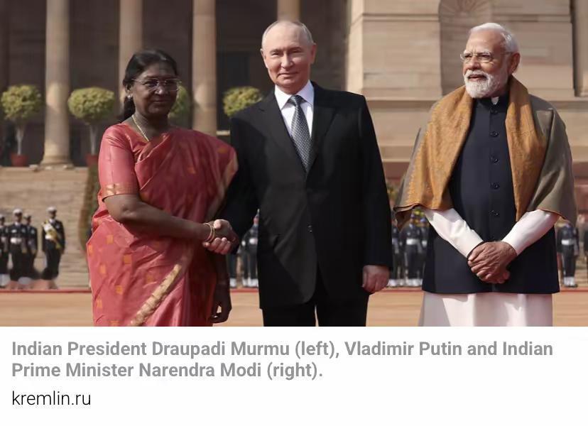 都说印度人跟阿拉伯人是白人，但是他们里面有很多人肤色都很深。
印度女总统的肤色，