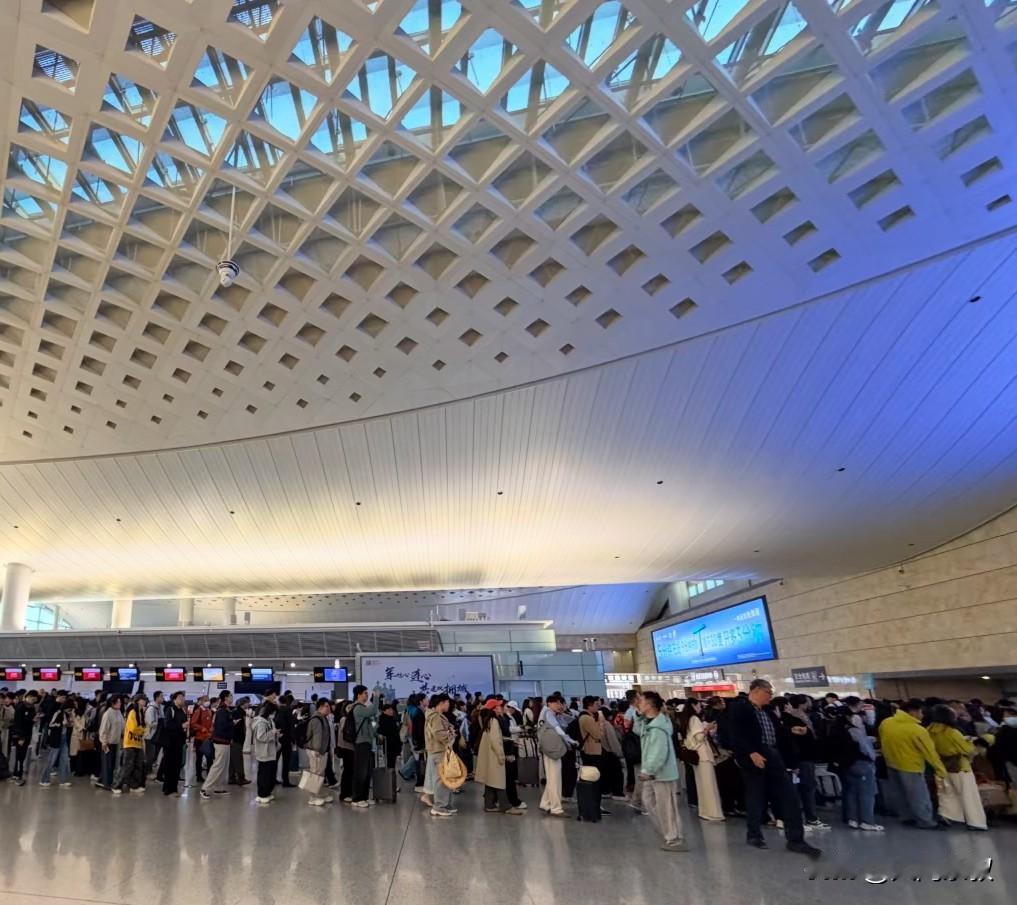 五一假期出游

大家都到哪了

快和我分享一下

挤上地铁高铁了没

到了一定要