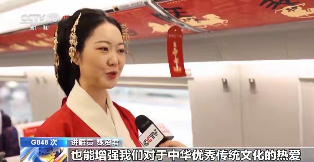 在春运的浩瀚人海中，每一段旅途都像是一场小型的社会缩影。而今年的列车，不仅仅是简