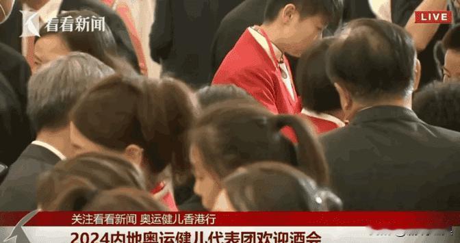 笑喷！霍启刚现身访港晚宴，主动与全红婵交流，孙颖莎狂炫小零食(10)
近期，我国