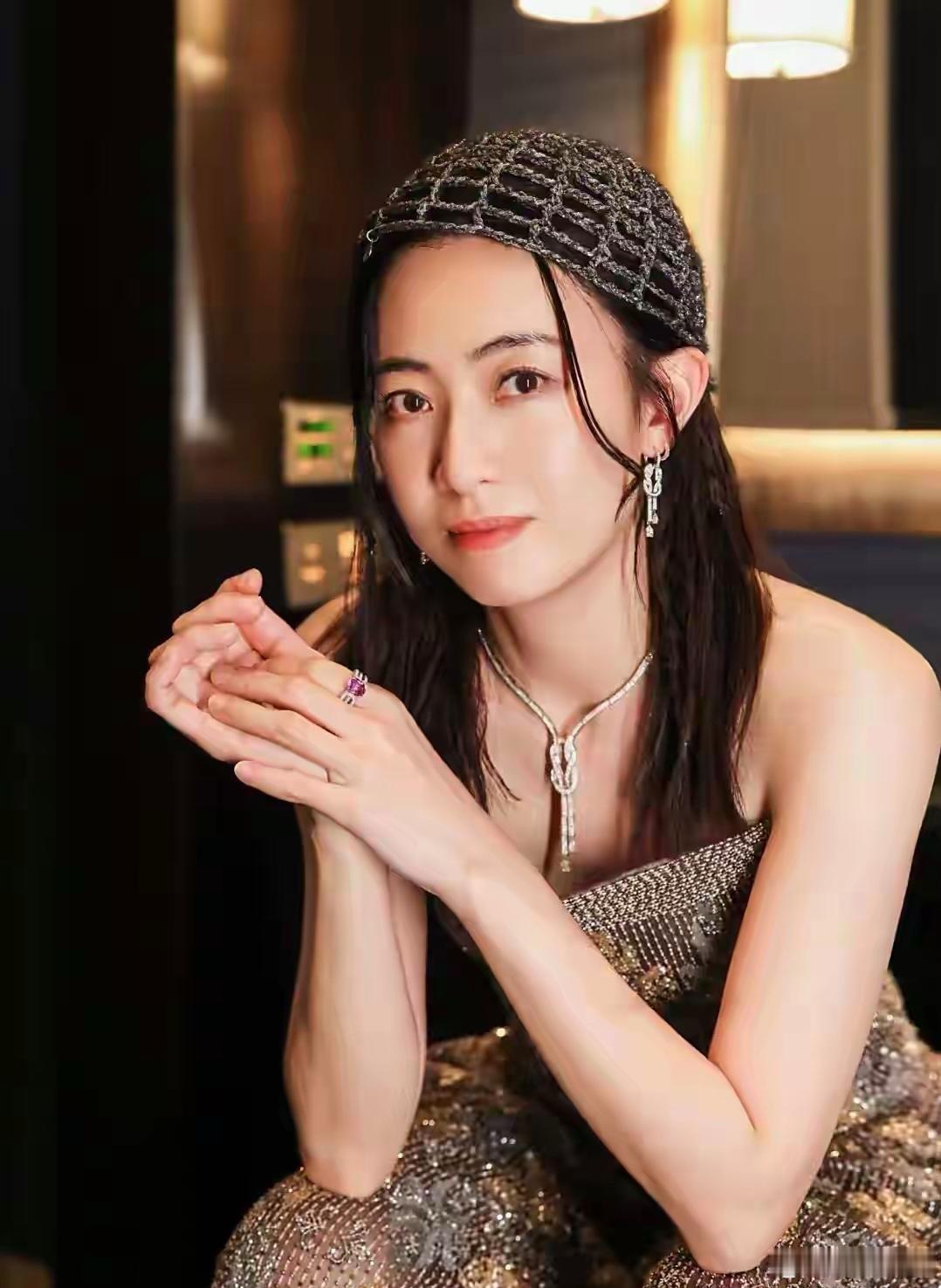 甘比的脸实在太神奇了，现在不仅越来越逆龄生长，还特别像yoyo陈自瑶。你看图片一
