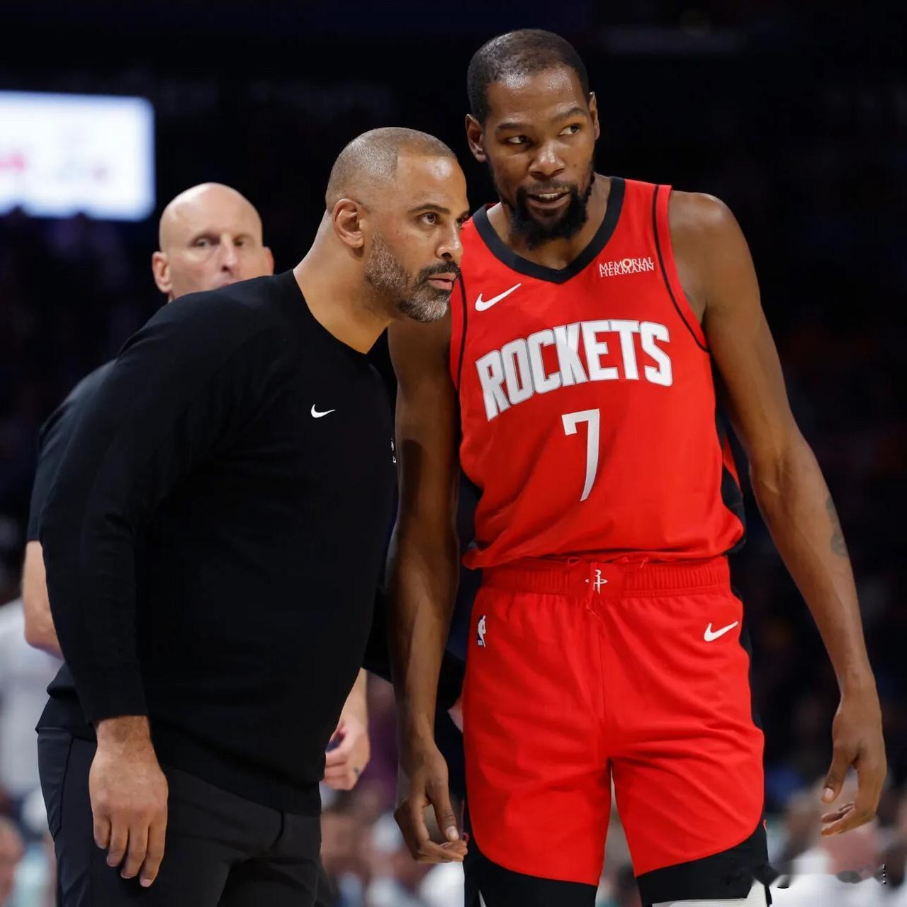 乌度卡说出赢球关键！
火箭104-86大胜老鹰，赛后乌度卡被问到如何评价今天战胜