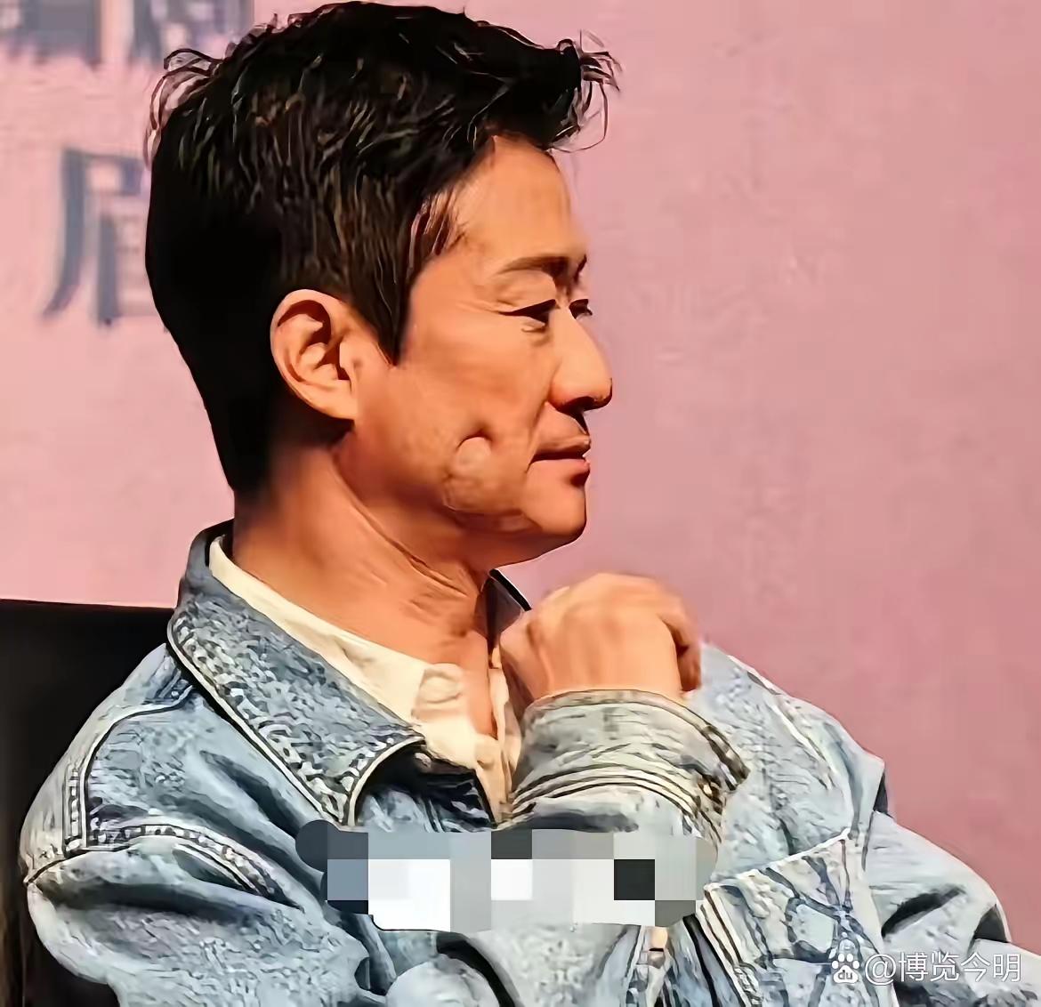 黑哥们是语言不通的，坦克是没有后视镜的，脸上是不可能有弹坑的。