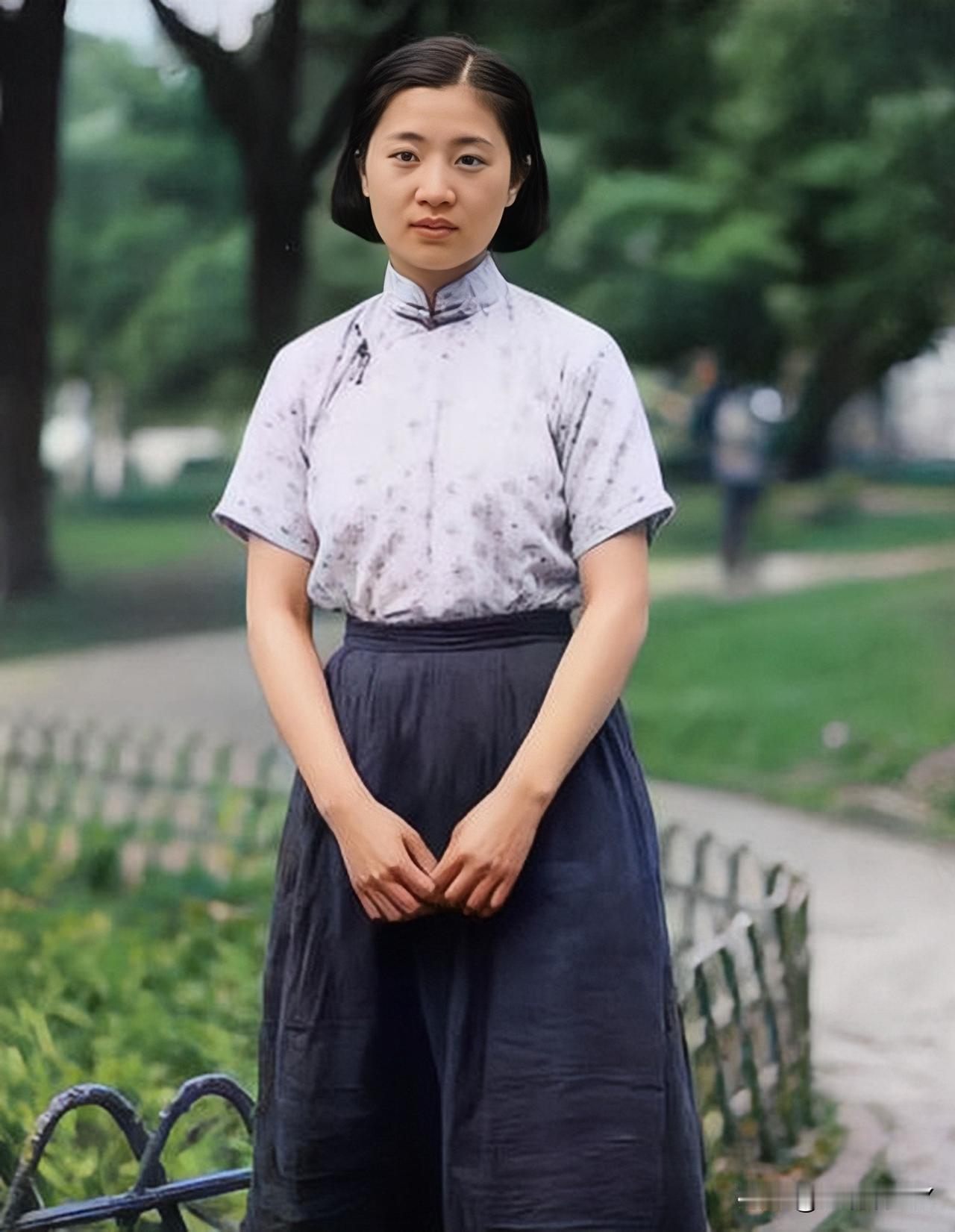 这是杜聿明将军的女儿杜致礼少女时期的一张珍贵留影，拍摄于上世纪四十年代中期。这可