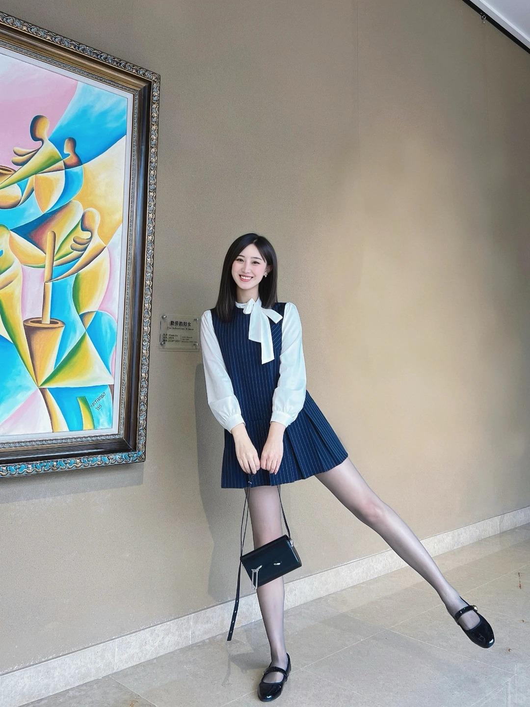 看展日常💙| 穿不腻的衬衫连衣裙
各位姐妹周末快乐 好好吃饭的每一天～