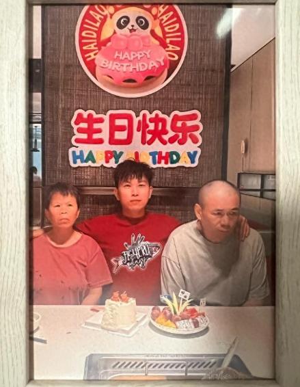 泪目了！上海，一小伙子在饭店为父亲庆生，为了表示对父亲的感谢，当着所有人的面给父
