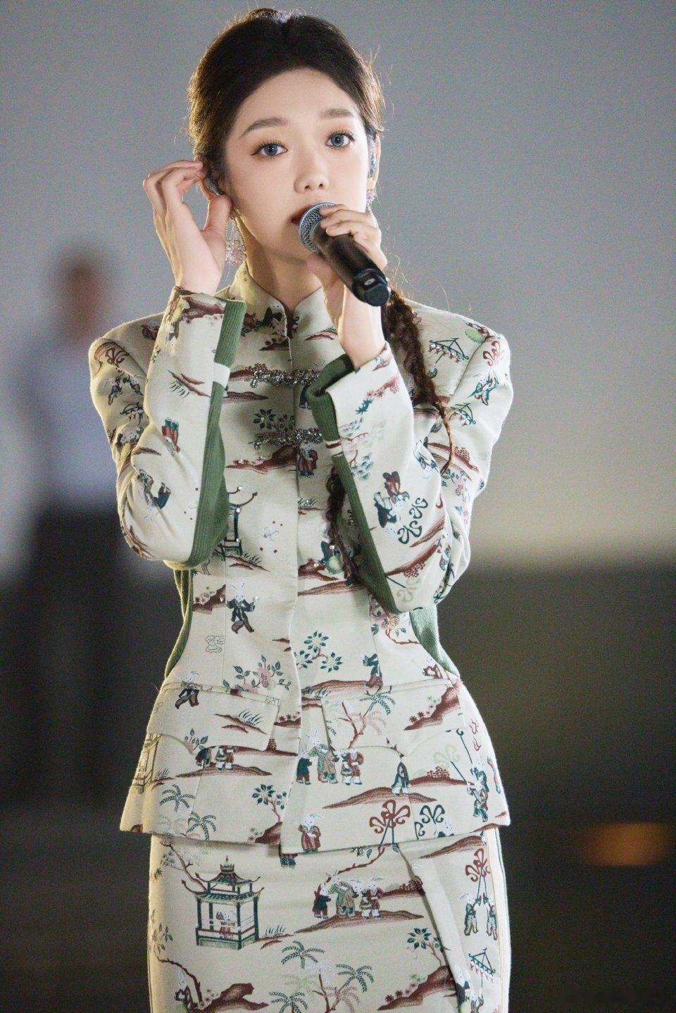 #硬糖少女303##希林娜依高# 今日份糖妹新鲜物料希林娜依高乐在旅途工作室更新