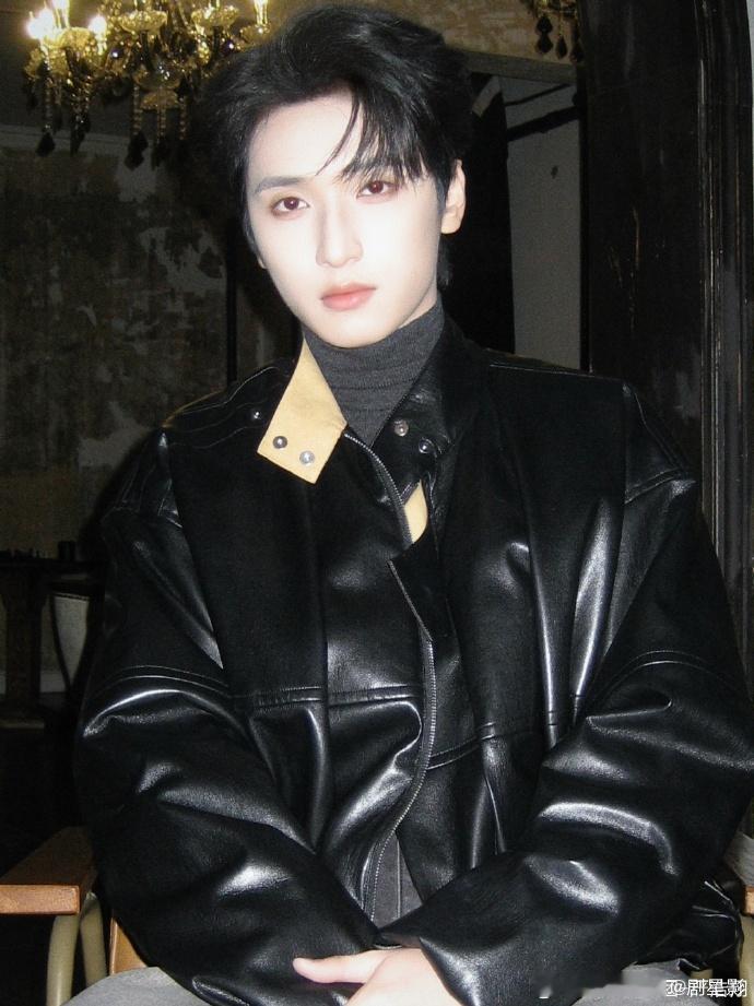 严浩翔完全老公级别来的严浩翔托手照真的就把我给帅到了呀，每次看到他的造型，真的是