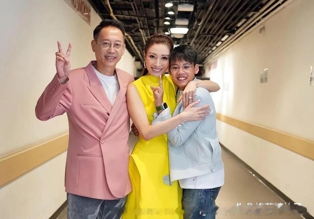 李嘉欣一辈子打造的美貌神话，全被她儿子给打破了。 