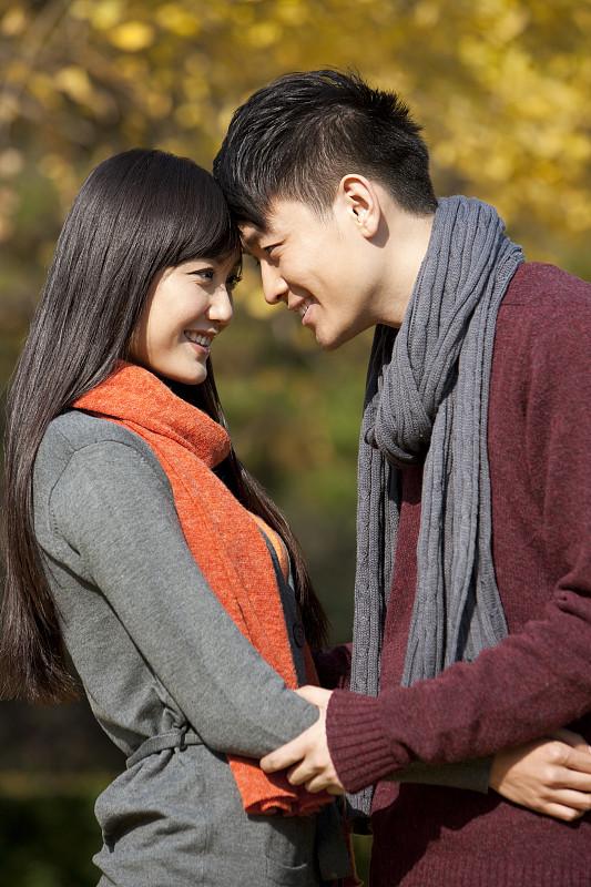 一位情感专家曾说过一句人间清醒的话：“一个女人，想找个陪自己睡觉的男人，再简单不