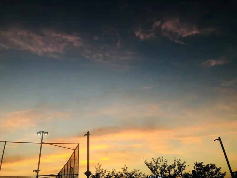 人生恰似一场没有回头路的旅程，百年岁月犹如白驹过隙。很多时候，我们总是为过往的烦