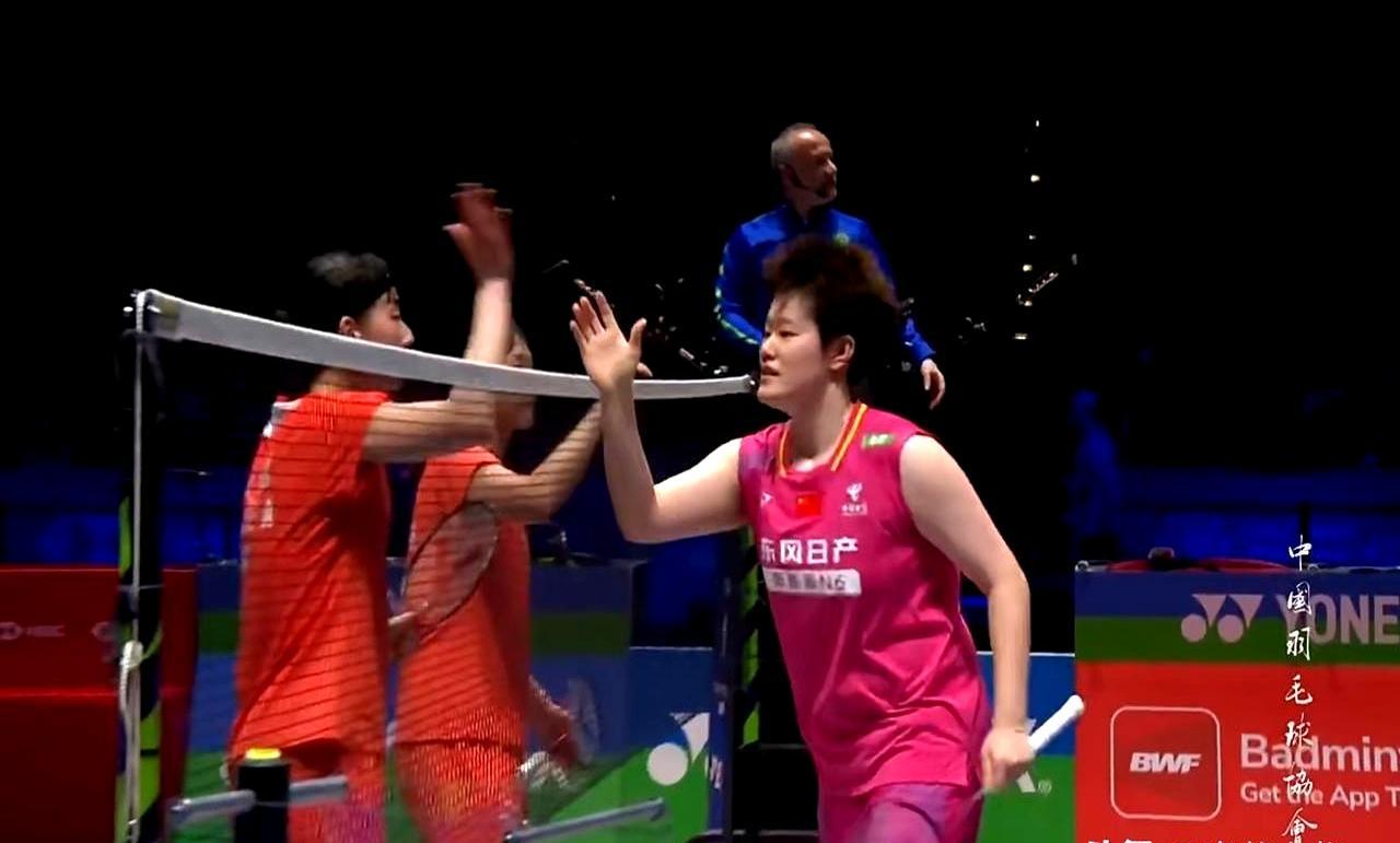 三个月前年终总决赛输给白荷娜李绍希的仇，今天在全英赛场直接报了。
 
首局咬到1