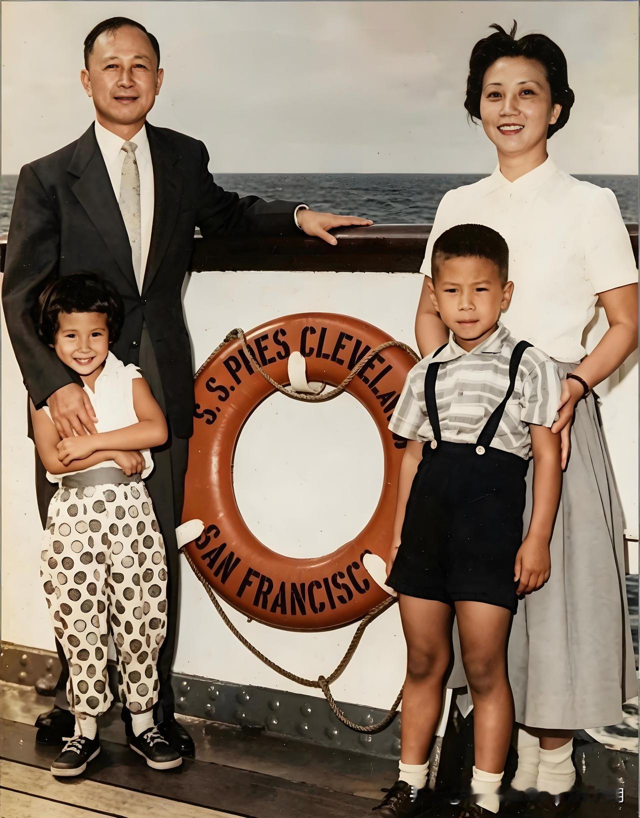 软禁5年：钱学森一家乘邮轮回国的激动时刻！

这张照片拍摄于1955年9月，地址