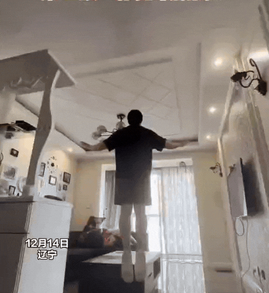 第一眼:有人上吊啦！
第二眼:有人飞升啦！
第三眼:有人诈骗啦！
[尬笑][尬笑