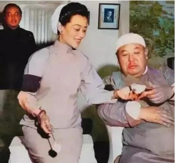 1956年，逃到美国后的马鸿逵在私人公寓内，挺着腐败的大肚子，享受着小姨太给他做