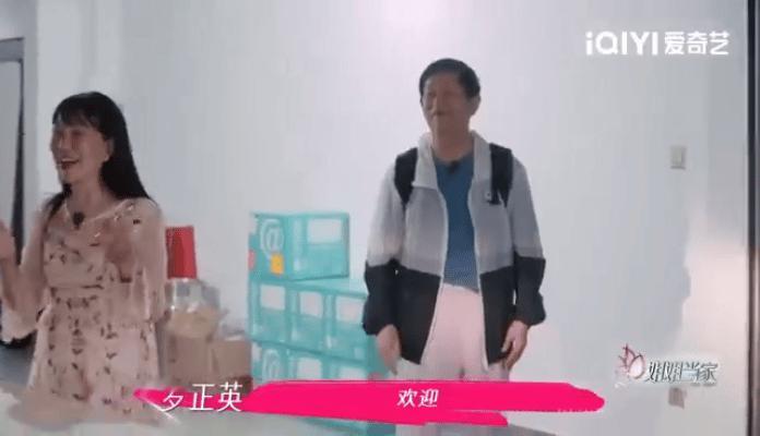 谢娜把妈妈宠成了公主给妈妈精心打扮，那温柔模样太圈粉，妈妈也满脸幸福，妥妥的公主