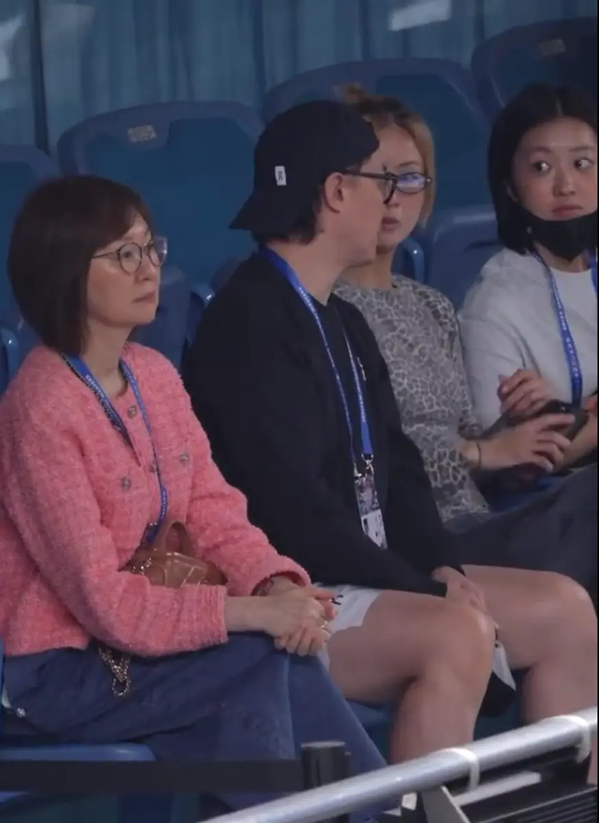 ​陈奕迅带老婆女儿看网球赛 一家三口同框超有爱。​，​陈奕迅带老婆徐濠萦、女儿陈