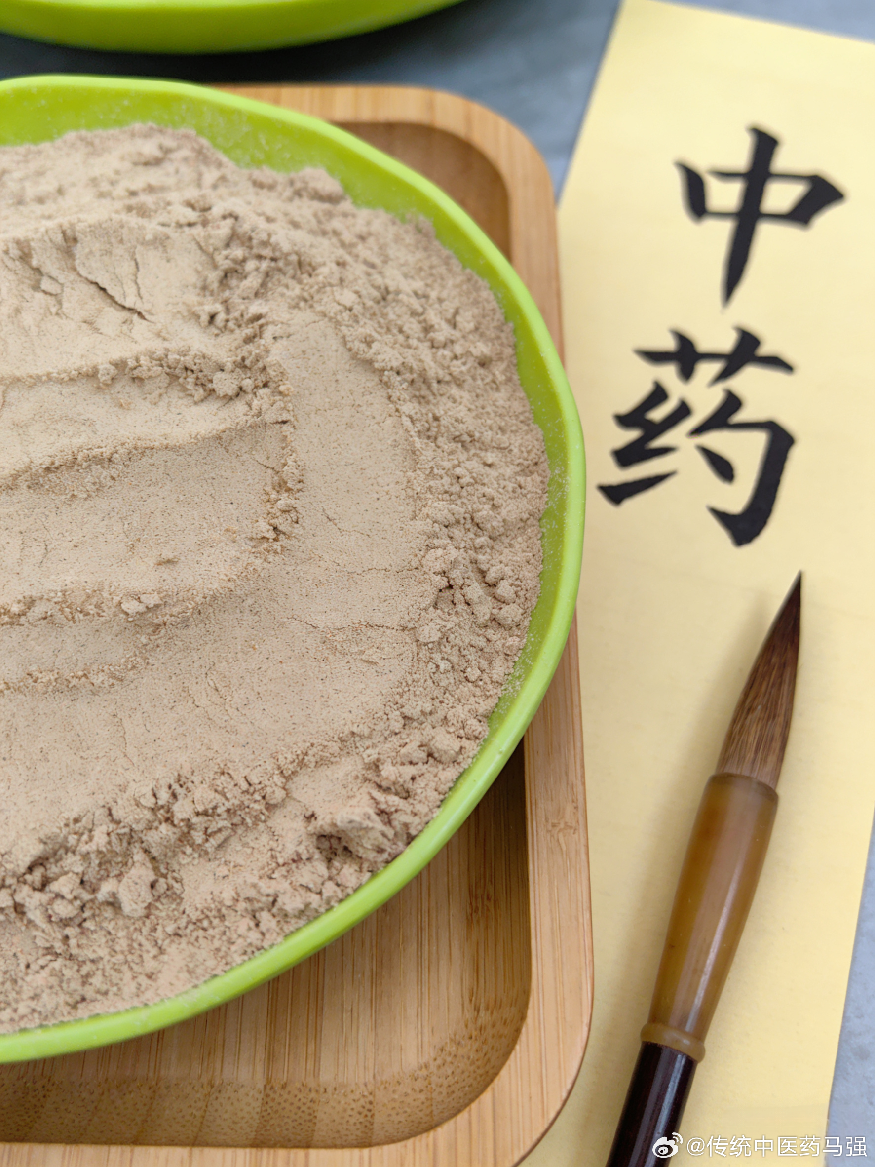 今天上午一位朋友过来看诊，看完之后，他身边的妻子轻声说：“大夫，您也帮我看看吧。