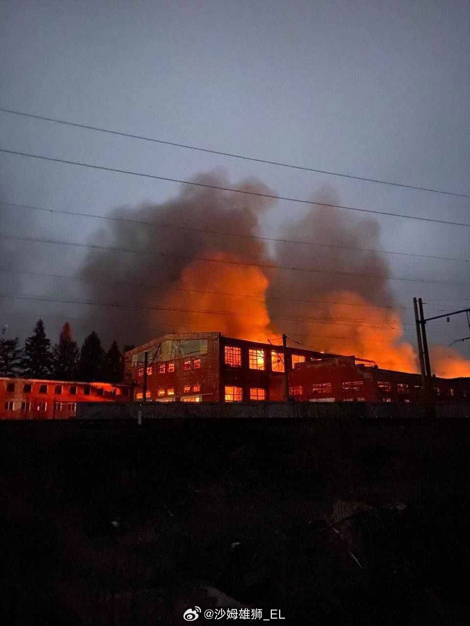 乌克兰波尔塔瓦州格列比翁卡镇铁路货运站在俄军“天竺葵”无人机袭击后的照片。俄乌局