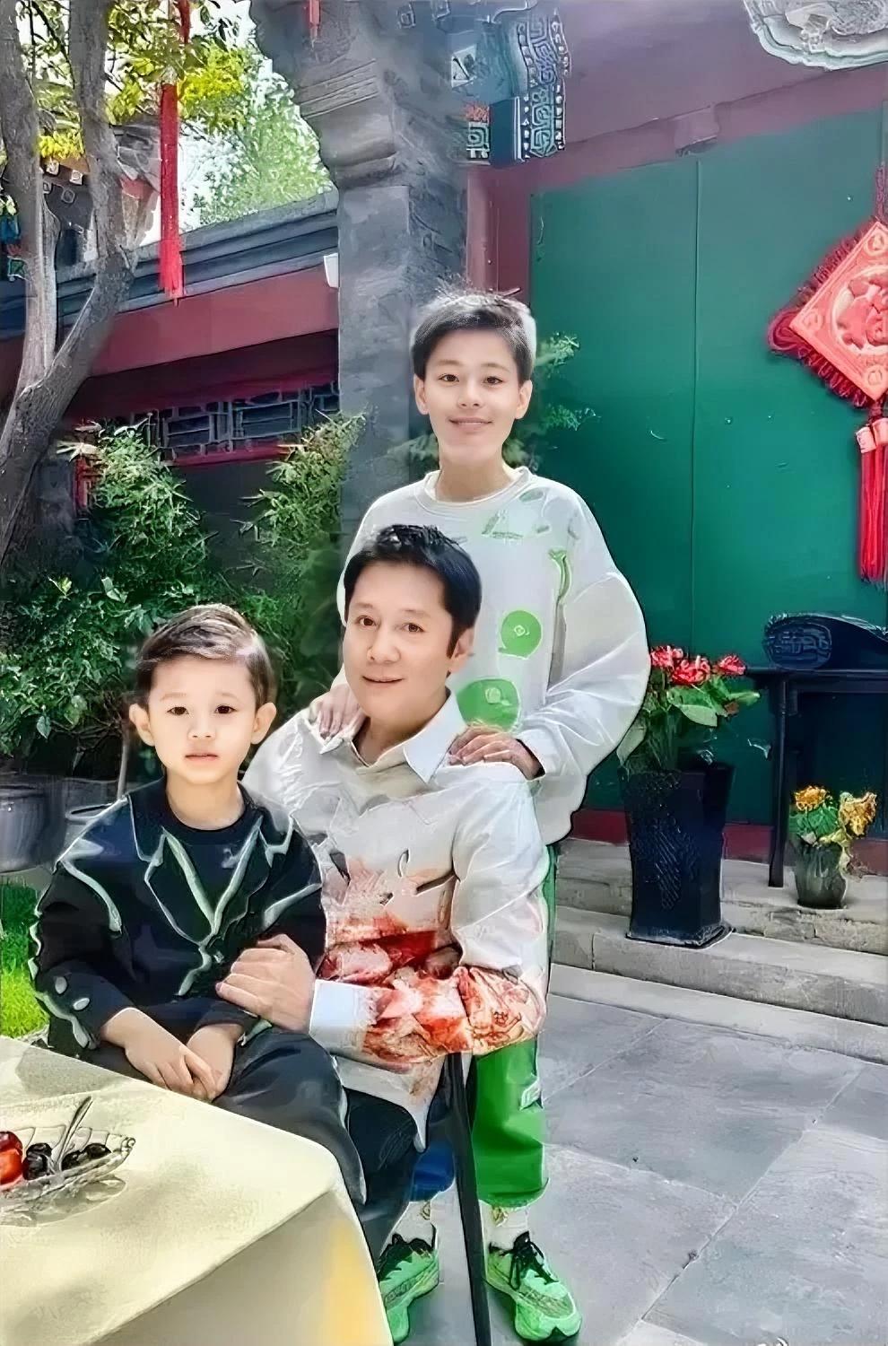 55岁高龄的蔡国庆，
居然拼了二胎！
他大儿子今年12岁，
小儿子看起来像五六岁