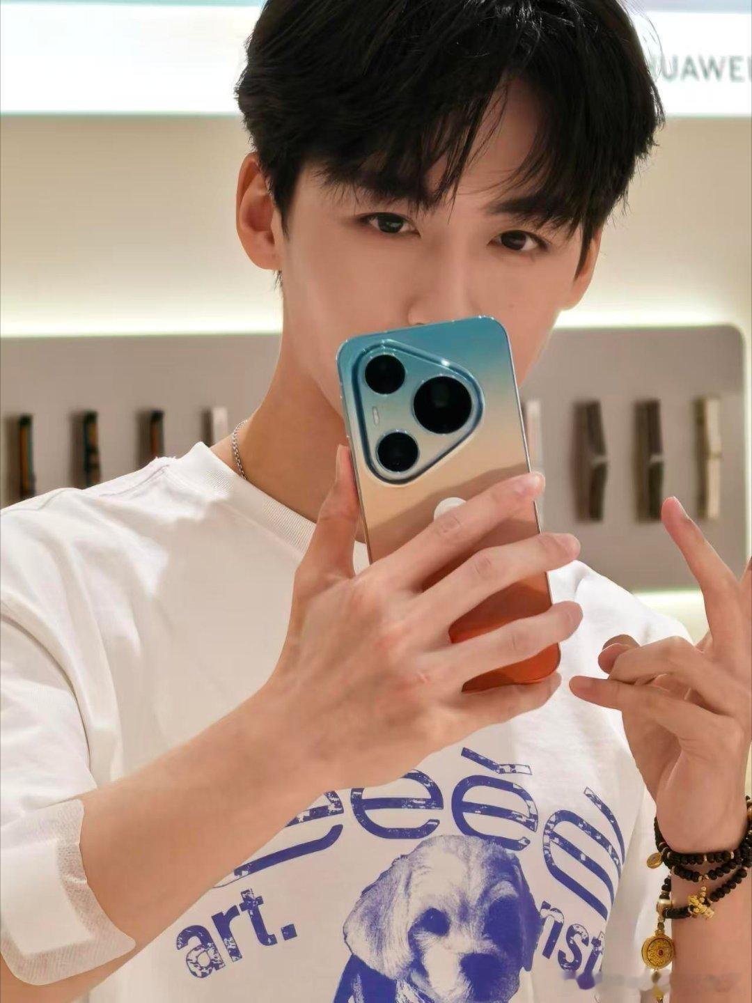 全重庆都在偶遇何洛洛救命！重庆是不是被何洛洛承包了啊！走哪都能偶遇白T帅哥，别人